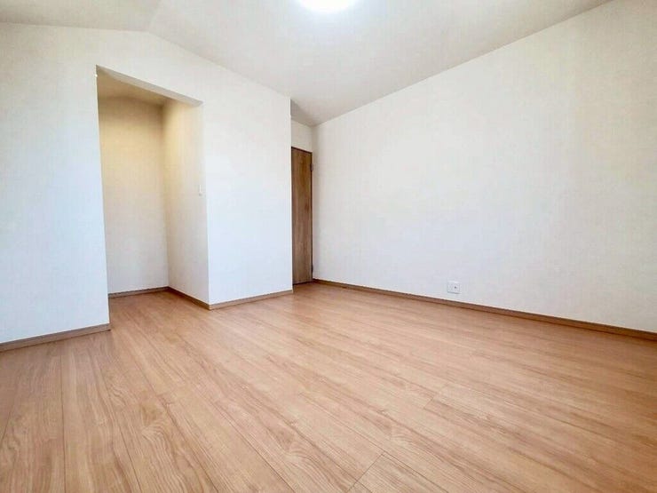 【Bedroom】ベッドとデスクを置いてもゆとりのある、使い勝手の良い広さの洋室です。