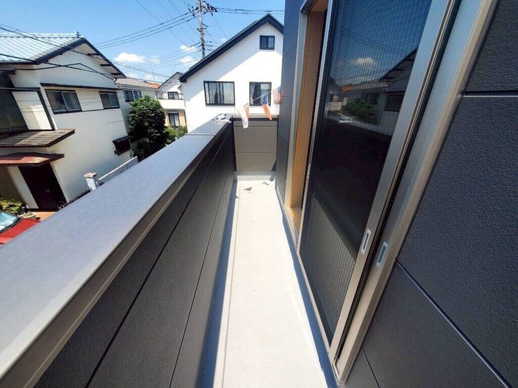 【Balcony】日当たりの良いバルコニーはお洗濯物がしっかり乾きやすく、毎日の家事にも重宝します。