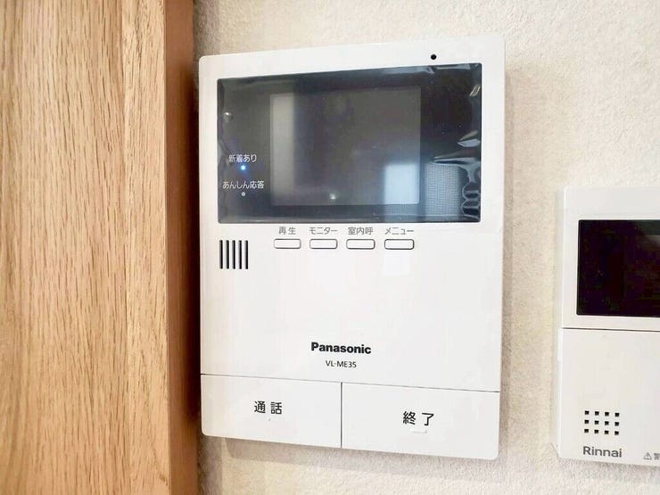【Facilities】来訪者を確認できるモニター付きインターホンで、防犯面も安心です。