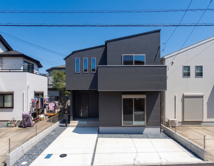 【Exterior】ゆとりのある駐車スペース付きで、車の出し入れもスムーズに行えます。