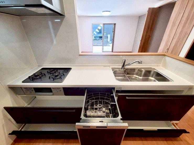 【kitchen】家事の時短に便利な食洗機付き。手洗い不要で毎日の負担を軽減します。