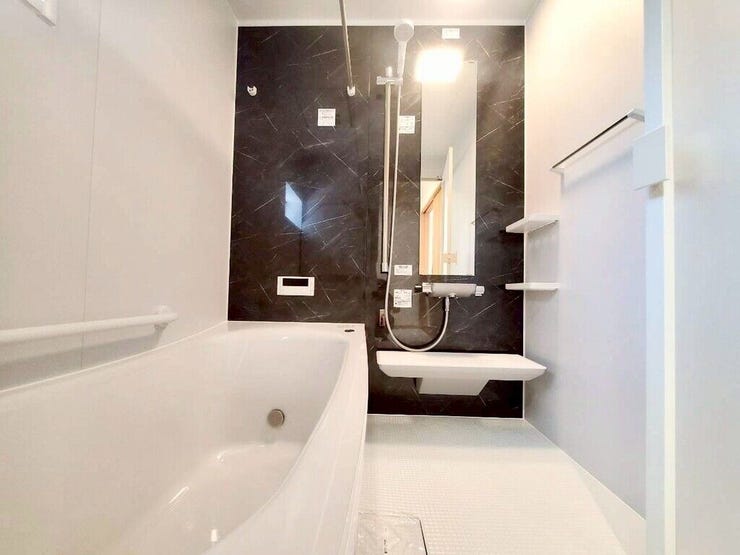 【Bathroom】お子様とのバスタイムにも十分な広さがあり、掃除も簡単にできます。