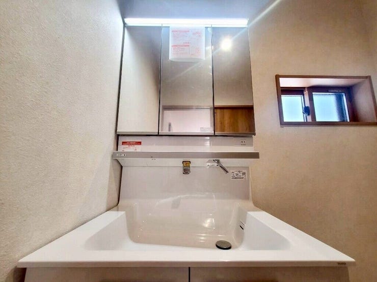 【Washroom】毎朝の準備がスムーズに。広めの洗面台と収納が使いやすい洗面所です。