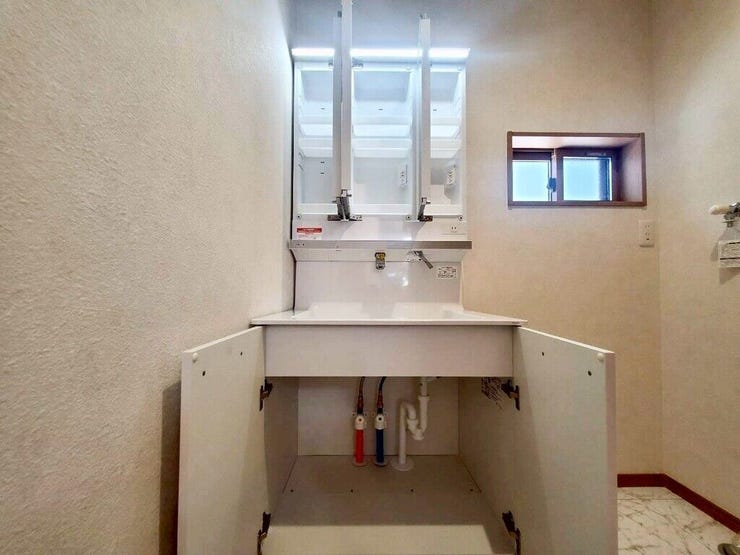 【Washroom】すっきりとしたデザインで、毎日の生活が快適に。収納も豊富な洗面所です。