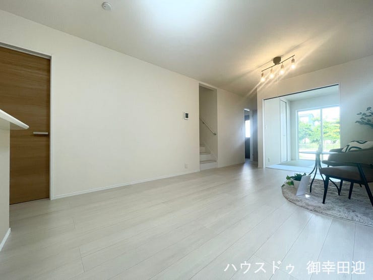 ■安らぎと笑顔の中心地■陽光が優しく降り注ぎ、会話が自然と弾む。ここでは、毎日が特別な時間へと変わります。