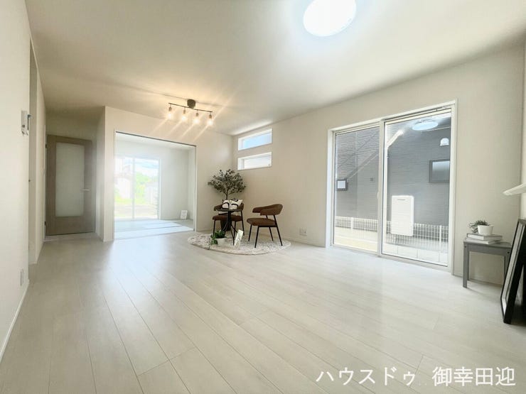 ■安らぎと笑顔の中心地■陽光が優しく降り注ぎ、会話が自然と弾む。ここでは、毎日が特別な時間へと変わります。