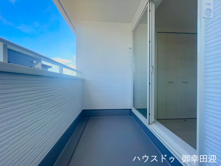 ■空の下の開放的な特等席■日光浴や読書、外の空気を感じながらリフレッシュ。暮らしを豊かにする、もう一つの心地よい空間です。