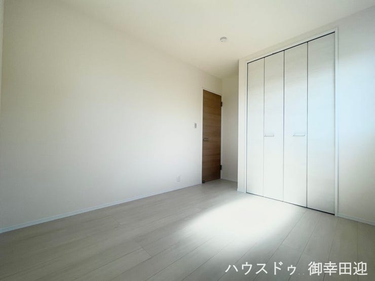 ■2階5.3帖洋室■寝室、書斎、趣味の部屋。家族の成長やライフスタイルに合わせ、様々な使い方ができる快適な空間です。