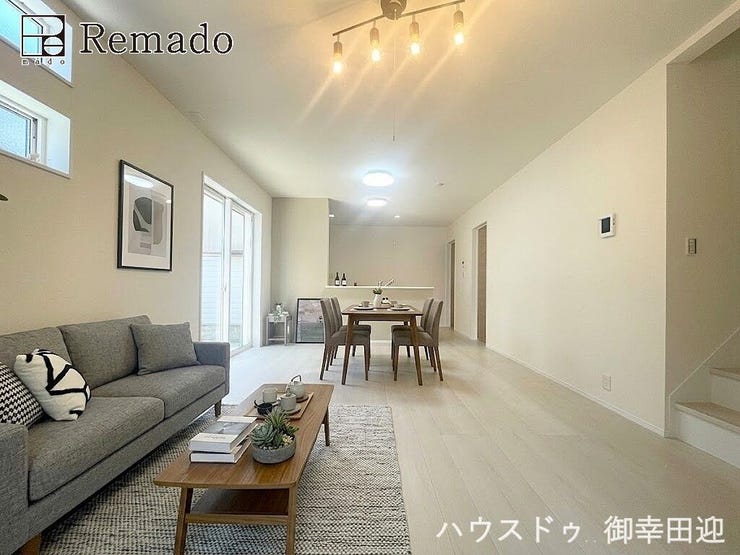 【リビング】
■家族の笑顔が集う中心地■お気に入りの家具を迎え、窓からは心地の良い光が差し込みます。※CGで家具を配置しています。