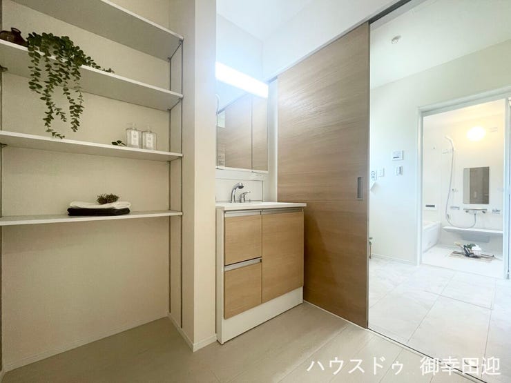 ■清々しいリフレッシュ空間■自分を磨き、気持ちを切り替える。心地よい光が差し込むプライベートスペース。