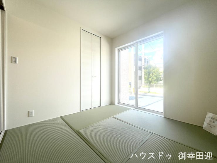 ■1階4.5帖和室■ゲストをもてなし、昼寝や家事にも使える、畳のぬくもりが心地よい多目的万能スペース。