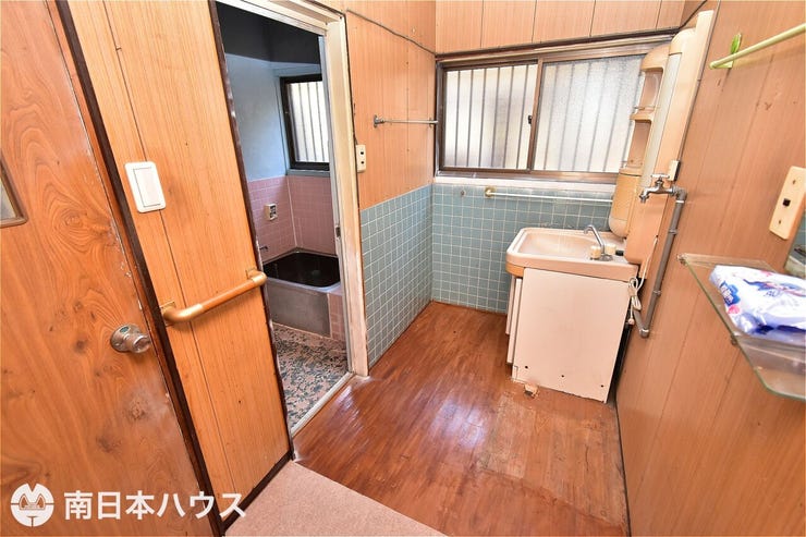 【洗面所】浴室、洗面台、洗濯機置き場、トイレがある洗面脱衣所です!小窓付きで自然換気もできます♪