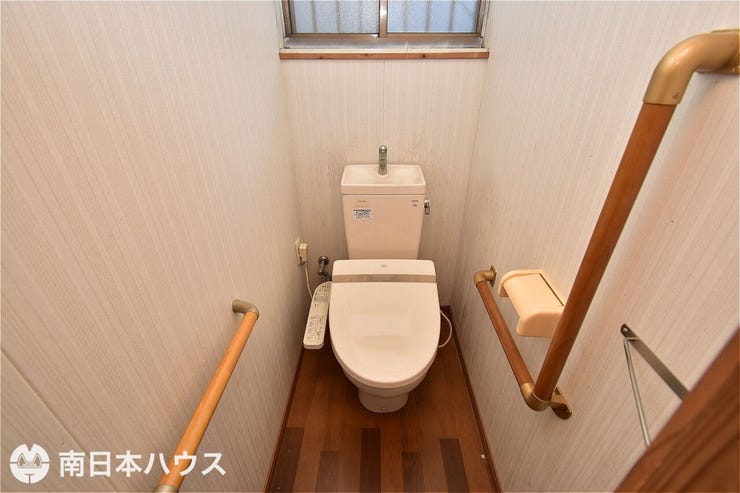 【トイレ】温水洗浄便座機能付き!手すりなども設置されているので座り立ちも楽にできます♪