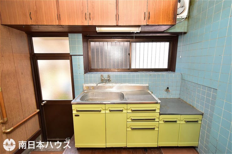 【キッチン】吊戸棚付きのキッチン!ガスコンロは入居時にご用意が必要です!個別プロパンです!
