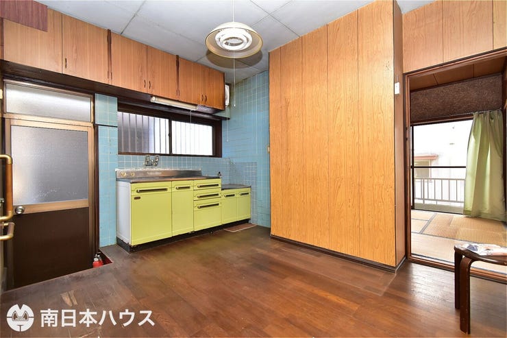 【ダイニングキッチン】5.5帖のダイニングキッチンです!勝手口付きです!