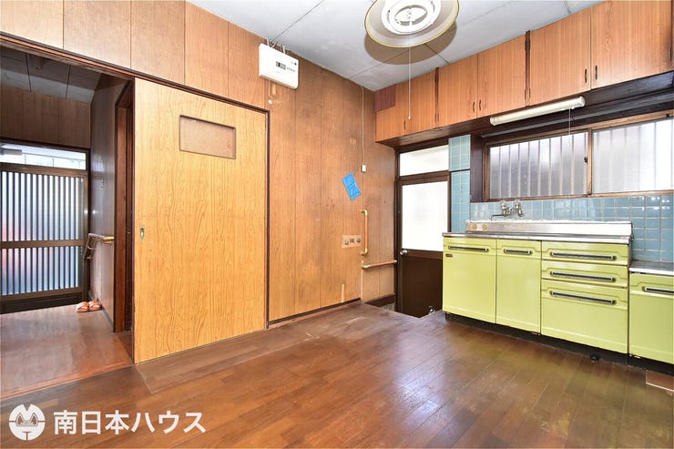 【ダイニングキッチン】5.5帖のダイニングキッチンです!家の中心にあり3方向から出入り可能です♪