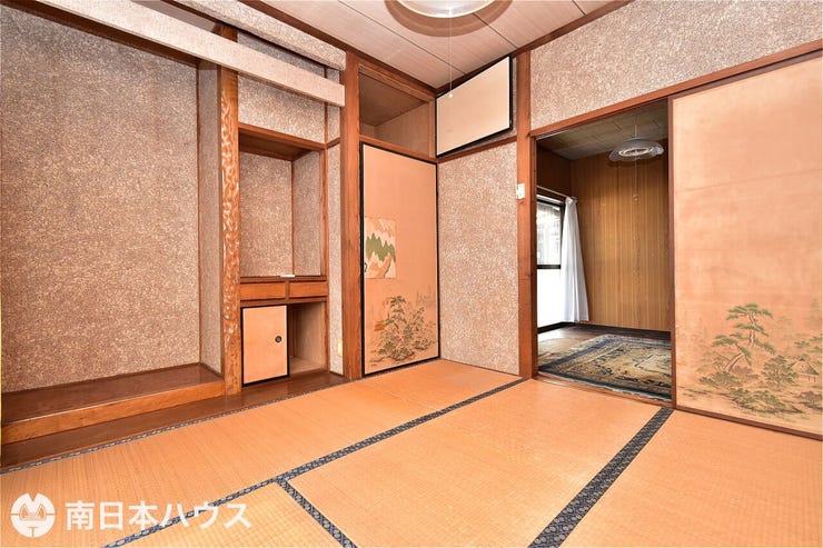 【和室】洋室の横の4.5帖和室です!押し入れや床の間、仏間があります!