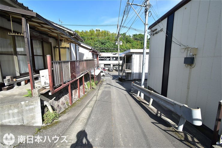 【前面道路】南向きの前面道路幅は約4mです!団地内の道路で交通量の少ない静かな住環境です♪