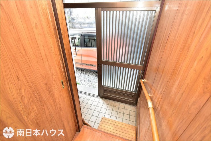【玄関】引き戸の玄関です!手すりが廊下へと続いています!