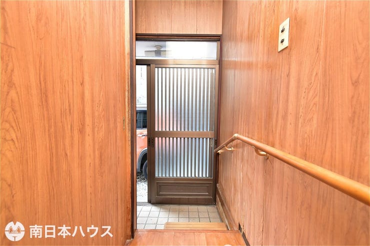 【玄関】引き戸の玄関です!手すりが廊下へと続いています!