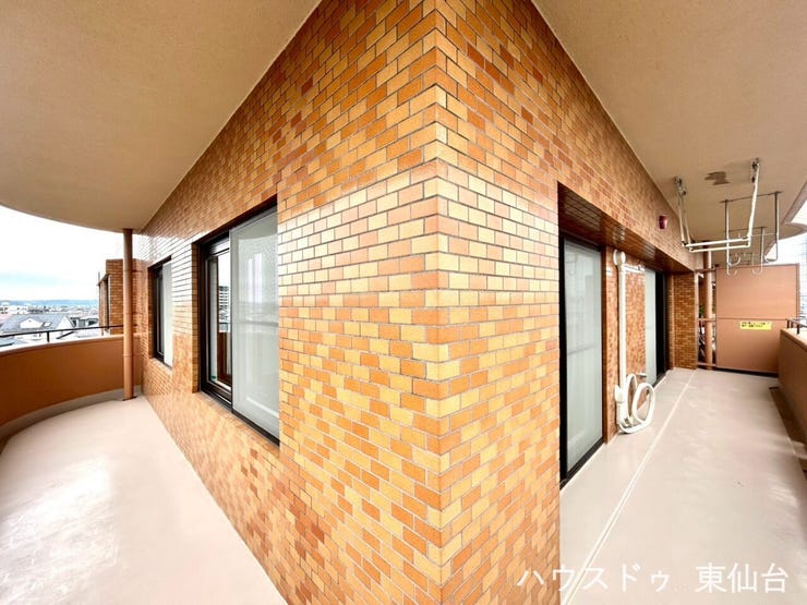 L字に広がるバルコニーは、2方向から光と風が入り、室内まで心地よい明るさが届きます。