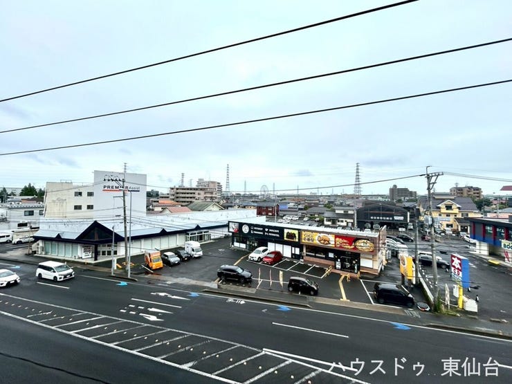 視界が抜けていて、リビングがより広く感じられる気持ちの良い眺望です。