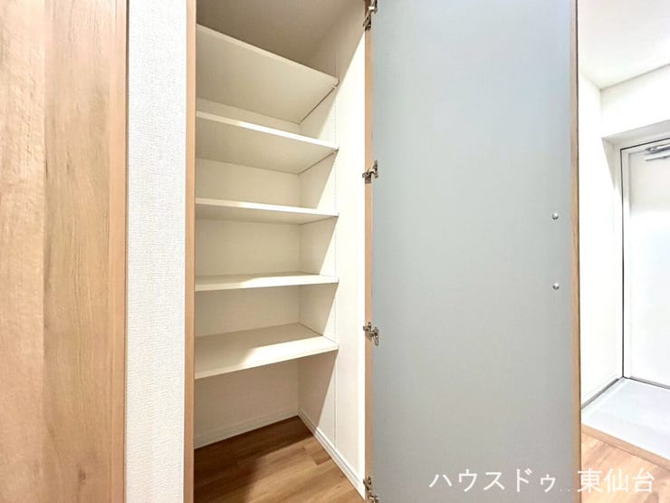 ちょっとした物をさっとしまえる、気の利いた収納スペース