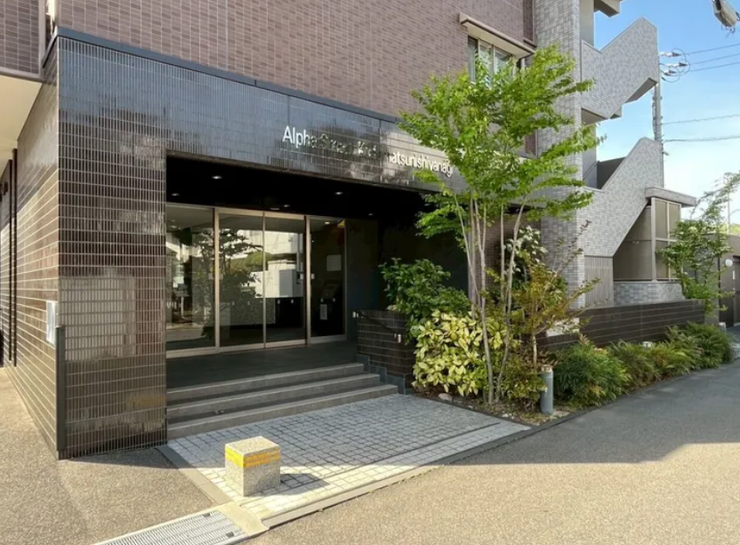 緑の植栽が優しく迎えてくれる、清潔感あふれるマンションエントランス!