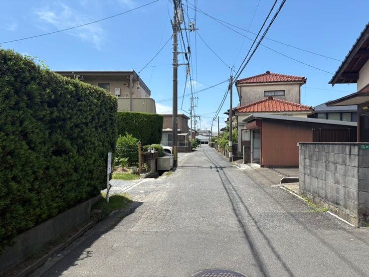 前面道路はすっきりと平坦で歩きやすく、毎日の往復も快適です!