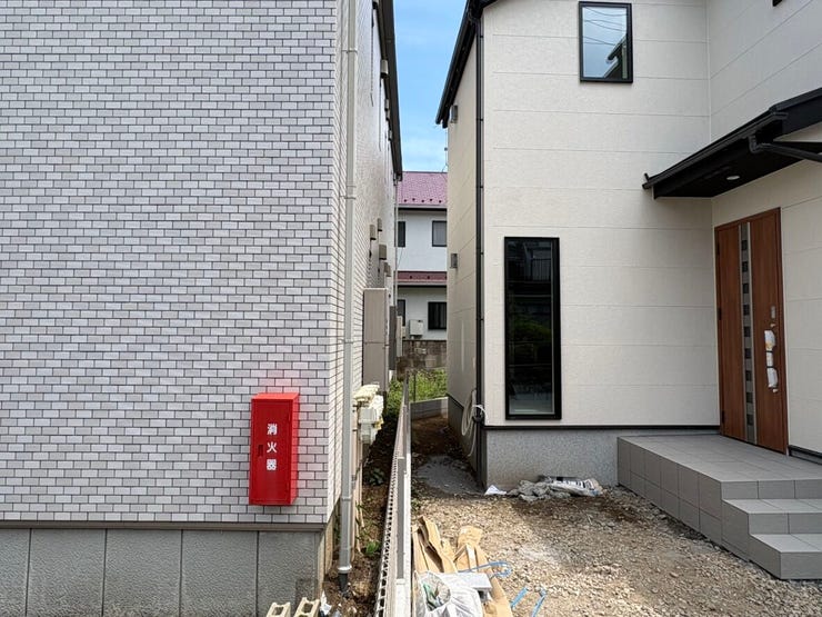 隣家との間には適度なゆとりがあり、窓の位置も配慮されています。閉塞感を感じさせない配置のため、住まいの中では人目を気にせず、のびのびと穏やかな日常を育めそうです。