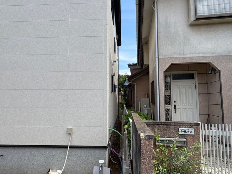 隣家との間にゆとりを設けた、開放感のある外観デザインです。建物同士が程よく離れているため、室内へ柔らかな光が届きやすく、風通しの良い心地よい時間が流れます。