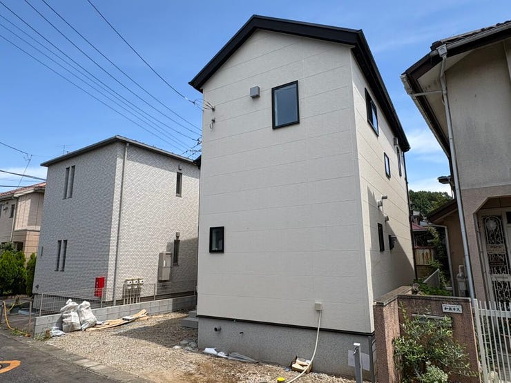 空に向かってスッと伸びる、明るいホワイトの外観デザインです。周りの建物とも程よい距離感が保たれており、風通しが良く開放感のある穏やかな生活が期待できそうですね。