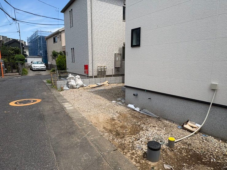 前面道路は交通量が少なく、見通しも良好です。ご自宅へ車を寄せる際も落ち着いて操作でき、ご家族の車での出発や帰宅も穏やかな時間になりそうですね。