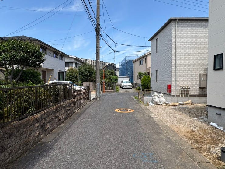 落ち着いた住宅街に位置する、見通しの良い前面道路です。車の通りが少なく静かな環境が広がっており、日々の暮らしに心地よいゆとりと安心感をもたらしてくれます。
