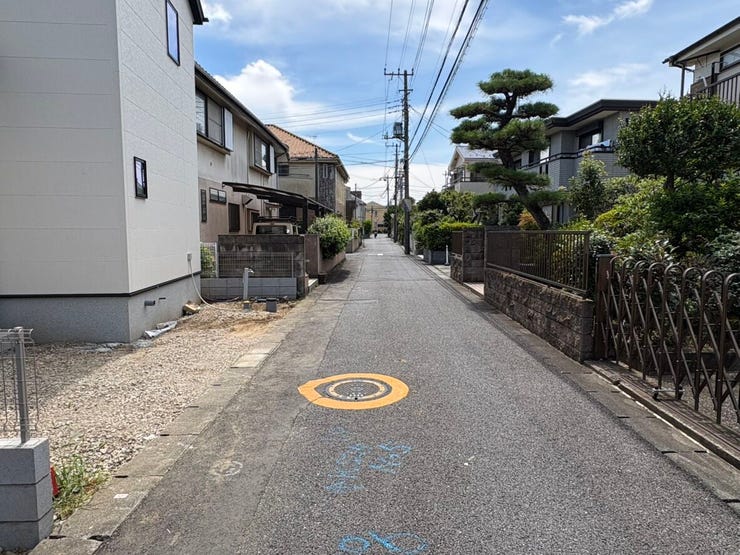 落ち着いた住宅街に馴染む、日当たりの良い前面道路です。周辺は静かな時間が流れており、車の行き来を気にせずゆったりとした気持ちで帰宅の時間を迎えられそうですね。
