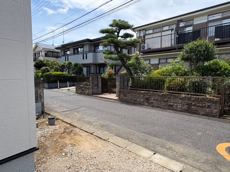 周囲の緑が心地よい、閑静な住宅街の道路です。日々の散歩やお子様との外出も、木々の彩りを感じながら穏やかな気持ちで過ごせそうですね。