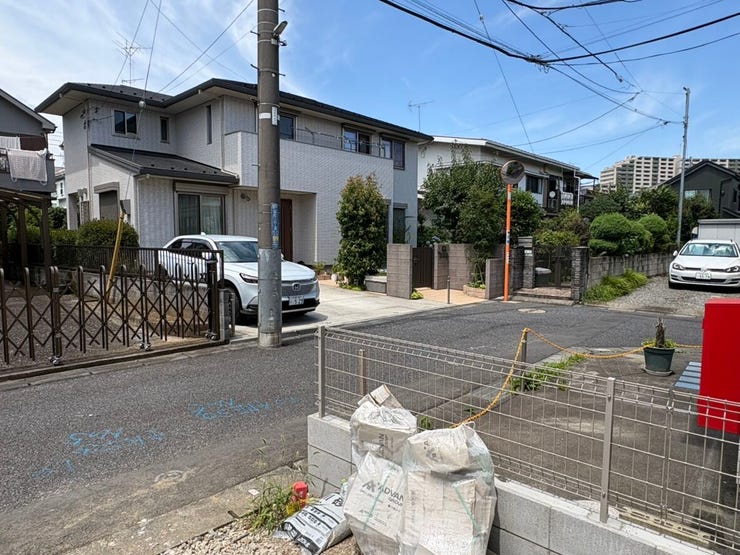 周囲に馴染む落ち着いた住環境が魅力の前面道路です。車の往来が少なく見通しも良いため、小さなお子様がいるご家庭でも安心感を持って日々の生活を送れそうですね。