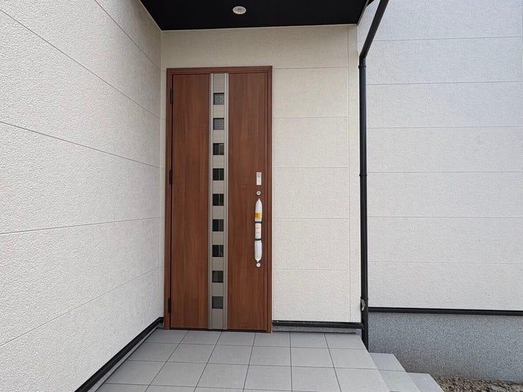 木の温もりを感じる、モダンで落ち着いたデザインの玄関ドアです。帰宅時にほっと安らぐような、洗練された雰囲気が家族やゲストを温かく出迎えてくれます。