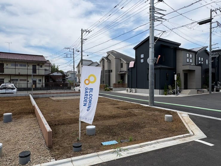 新しい街並みに馴染む、すっきりとした整形地です。敷地周囲は明るく開けており、心地よい風と陽光を感じながら過ごせそう。どんな家を建てようかと、家族で夢を膨らませる楽しい時間が始まります。