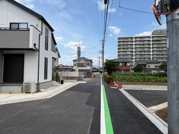 周辺環境との調和を感じさせる、静かな佇まいの道路です。広々とした視界が確保された見通しの良い道は、日々の安心感に直結。家族の笑顔が広がる未来を、この地からゆったりと描いてみませんか。