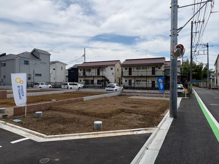 見通しの良いフラットな前面道路が、日々の移動を快適にします。歩行者にも優しい環境で、自転車や徒歩での外出も安心。閑静な住宅街ならではの穏やかな空気感が漂い、落ち着いた暮らしを叶えてくれそうです。