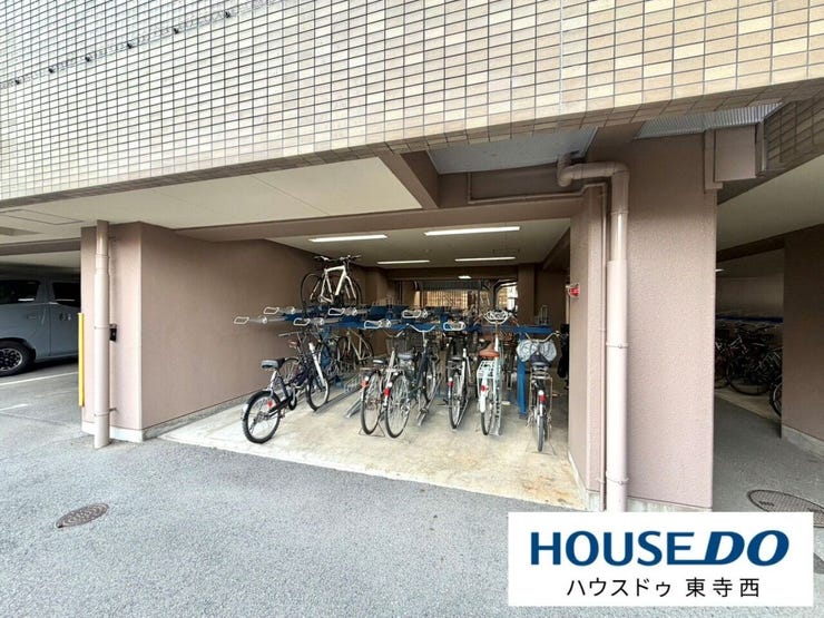 屋根付きの駐輪スペースを設置。自転車を日常的に利用する際にも便利な共用設備です。
