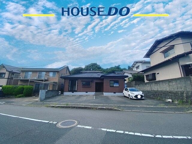 【外観】
車5台並列+洗面所2ヶ所+納戸付き♪小学校・スーパー徒歩5分以内♪