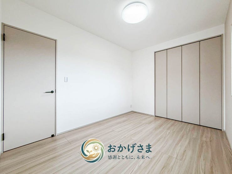 【洋室】
明るい木目調のフローリングが心地よい洋室。大容量のクローゼット付きで、お部屋を広く使えます。