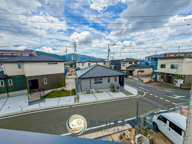【眺望】
バルコニーからの心地よい開放的な眺望。周囲に遮るものが少なく、豊かな街並みと青空を見渡せます。