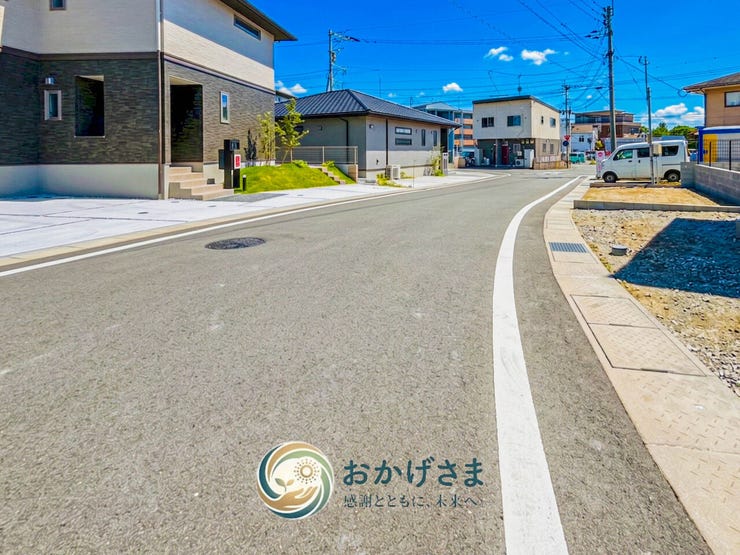 【前面道路・周辺環境】
すっきりと舗装された、見通しの良い前面道路。車の出し入れもしやすく、小さなお子様がいても安心です。