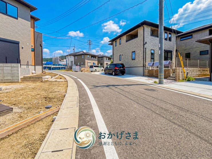 【前面道路・周辺環境】
陽当たりが良く、開放的な雰囲気に包まれた周辺の街並み。閑静で落ち着いた暮らしを叶える住環境です。