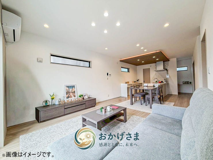【リビング】
【リビング】
白を基調とした開放感あふれるLDK。ダウンライトが心地よい空間を演出し、家族が自然と集まる空間です。