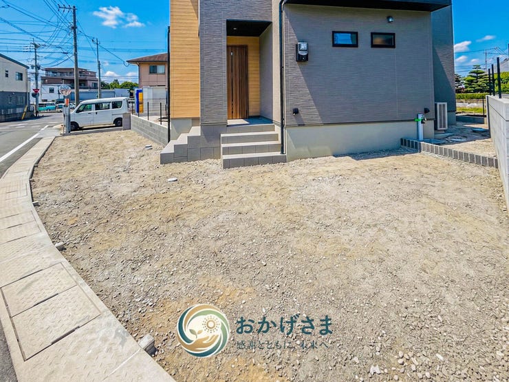 【敷地・駐車場】
玄関アプローチに隣接した広々としたスペース。複数台の駐車や、今後の外構アレンジも自由に楽しめます。