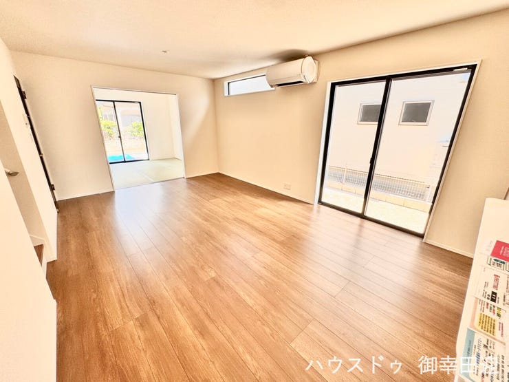 ■安らぎと笑顔の中心地■陽光が優しく降り注ぎ、会話が自然と弾む。ここでは、毎日が特別な時間へと変わります。